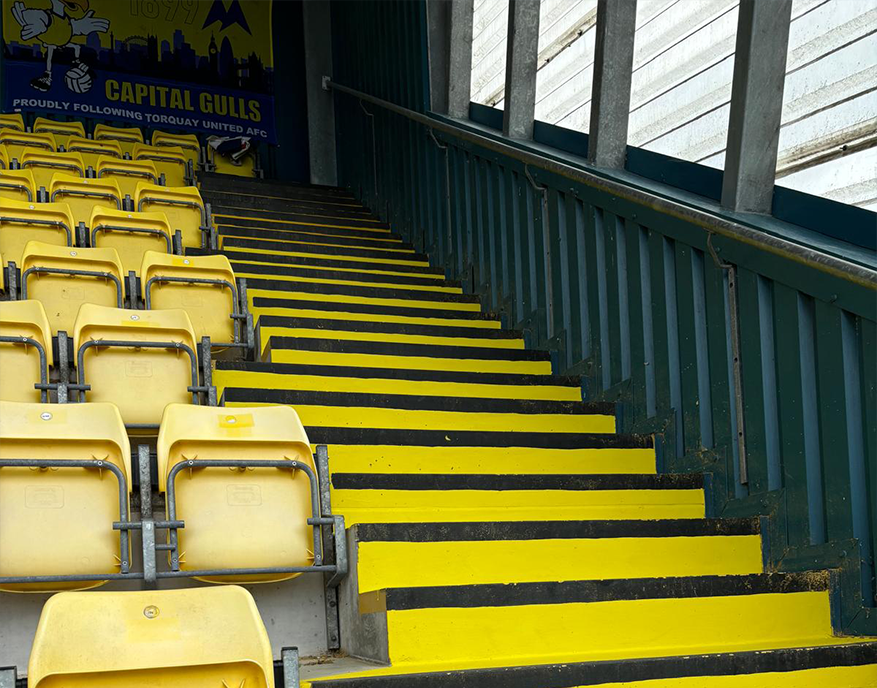 VALSPAR TRADE SUPPORTS TORQUAY UNITED WITH PAINT UP PLAINMOOR PROJECT 