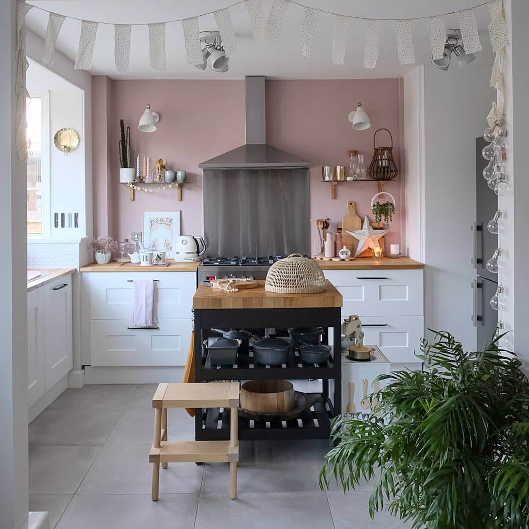 White kitchen cabinets